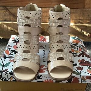 Heeled sandal w/ mul